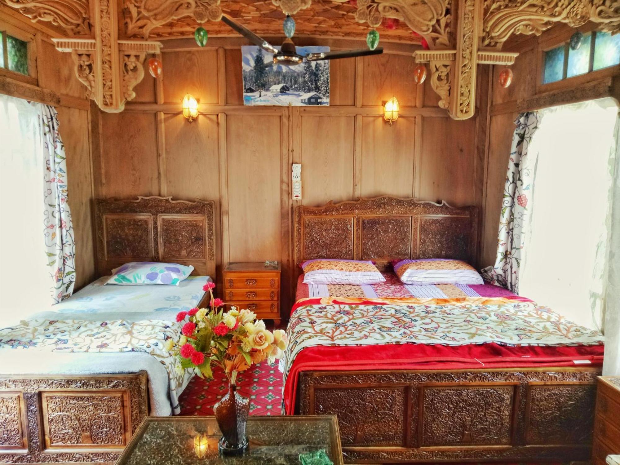 นิว บุล บุล กรุ๊ป ออฟ เฮาส์โบ๊ต Hotel Durgjan ภายนอก รูปภาพ
