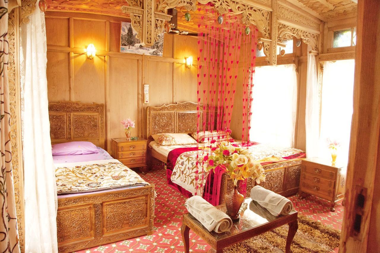 นิว บุล บุล กรุ๊ป ออฟ เฮาส์โบ๊ต Hotel Durgjan ภายนอก รูปภาพ