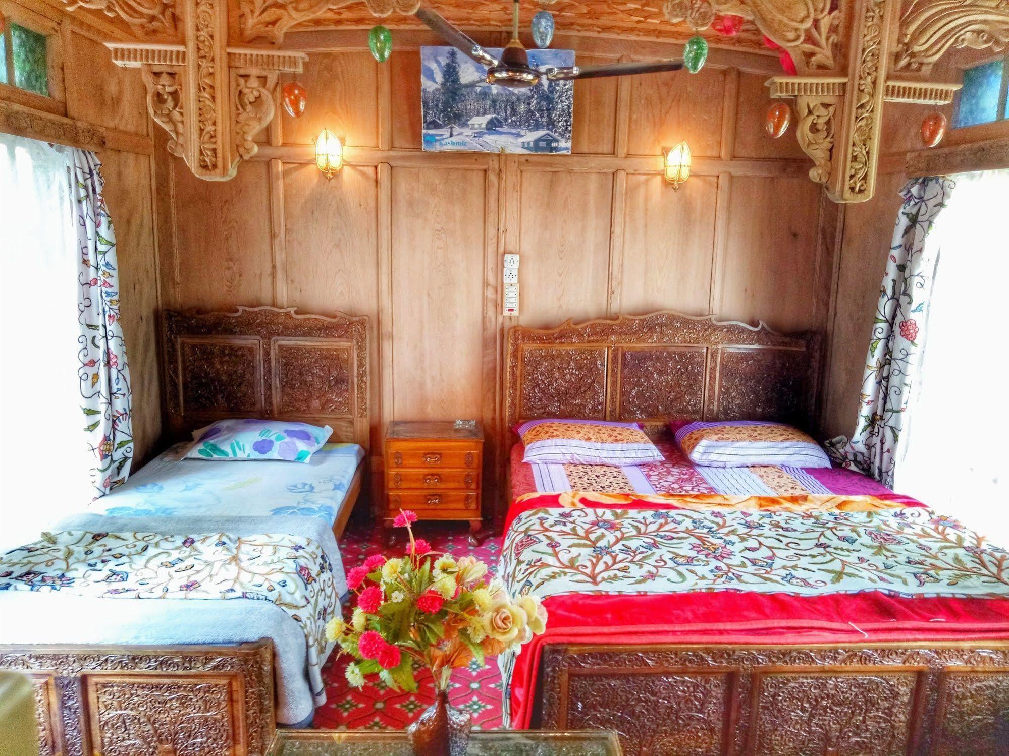 นิว บุล บุล กรุ๊ป ออฟ เฮาส์โบ๊ต Hotel Durgjan ภายนอก รูปภาพ