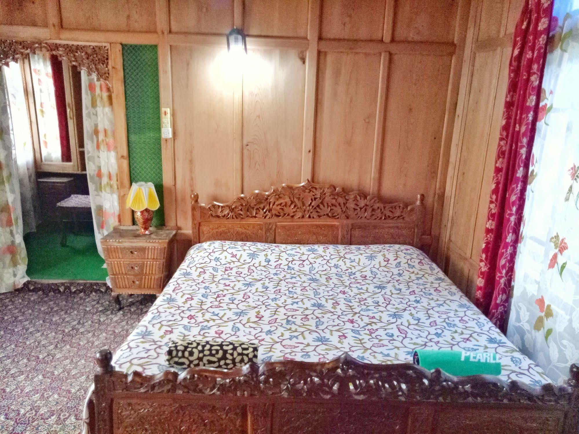 นิว บุล บุล กรุ๊ป ออฟ เฮาส์โบ๊ต Hotel Durgjan ภายนอก รูปภาพ