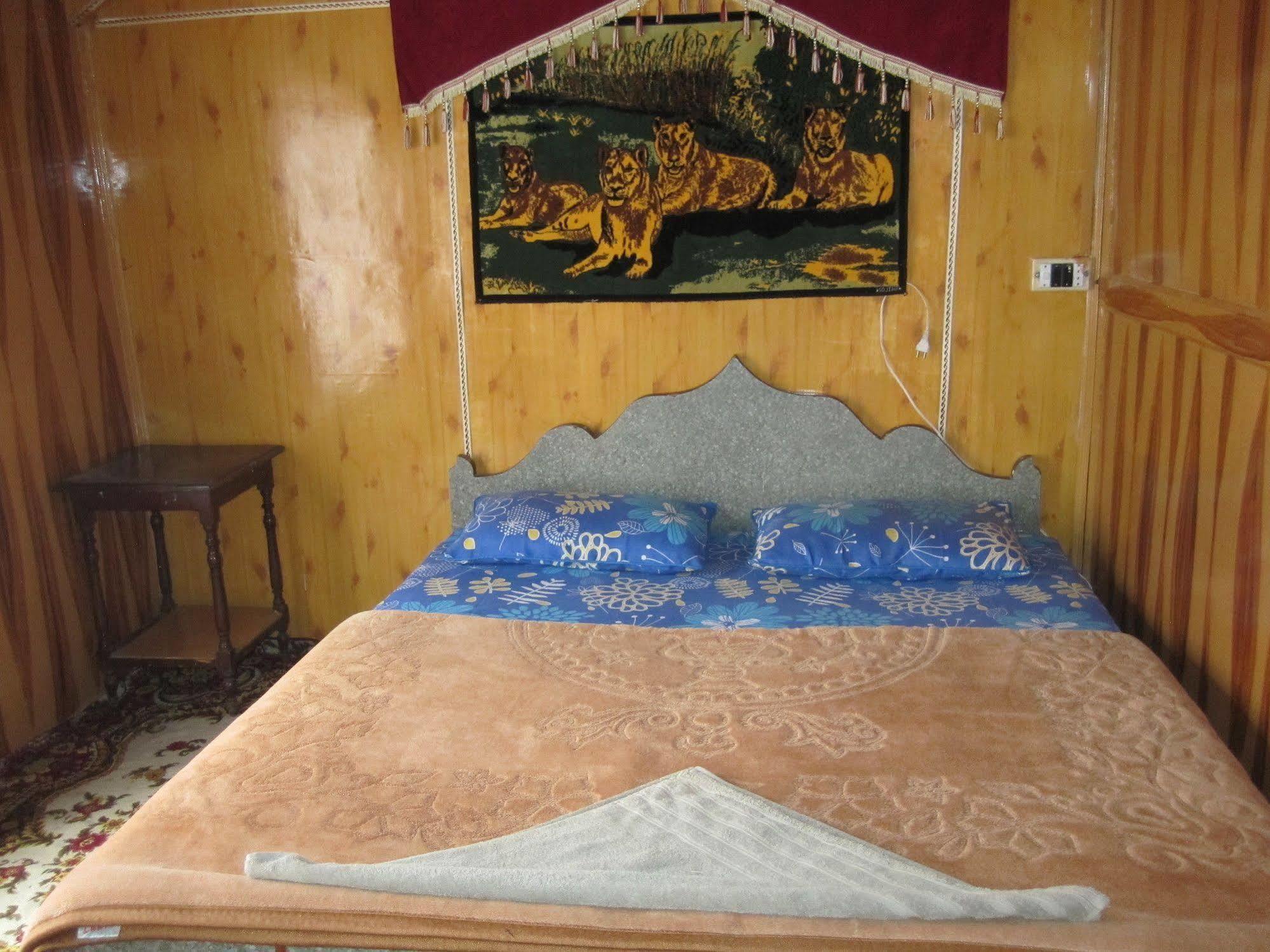 นิว บุล บุล กรุ๊ป ออฟ เฮาส์โบ๊ต Hotel Durgjan ภายนอก รูปภาพ