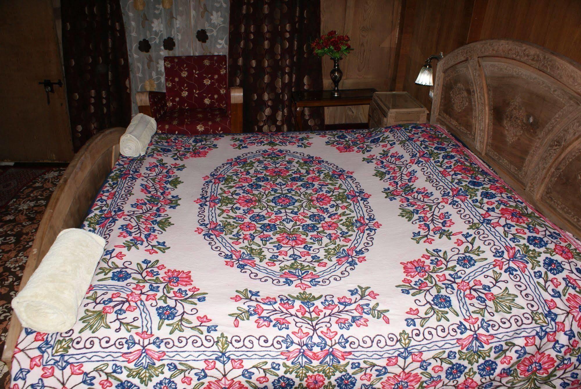 นิว บุล บุล กรุ๊ป ออฟ เฮาส์โบ๊ต Hotel Durgjan ภายนอก รูปภาพ