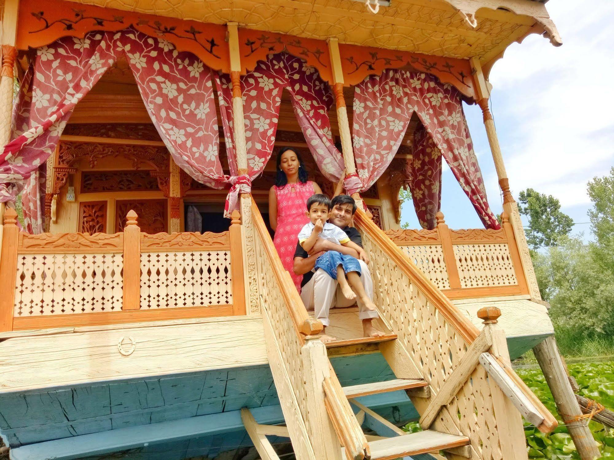 นิว บุล บุล กรุ๊ป ออฟ เฮาส์โบ๊ต Hotel Durgjan ภายนอก รูปภาพ